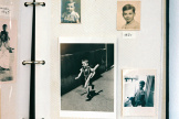 Chez Jean Brosseron, à Hyères (Var), le 16 avril 2024, un album où se côtoient des photos de lui enfant et l’image de Willy Ronis. 