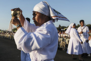 Des fidèles assistent à la messe dirigée par le pape François, sur l’esplanade de Tasitolu, à Dili, au Timor oriental, le 10 septembre 2024. 