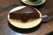 La sachertorte de la Pâtisserie viennoise, un gâteau autrichien au chocolat et à la confiture d’abricot.