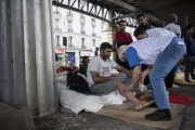 Un médecin ausculte un homme sans-domicile-fixe dans les rues de Paris, le 12 juillet 2023.