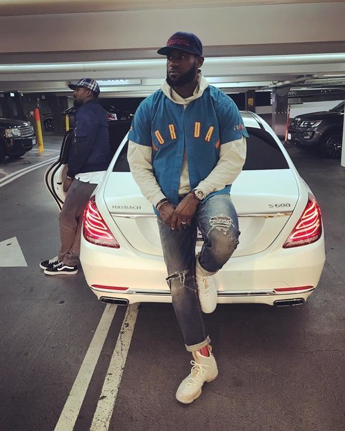 Lebron James junto a su Mercedes Maybach S-500