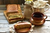 Быстрый заливной пирог с ранней капустой, яйцами и зеленью