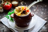 Жаркое в горшочках с курицей и грибами