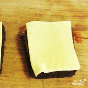 Закуска из черного хлеба с сельдью - фото шаг 1