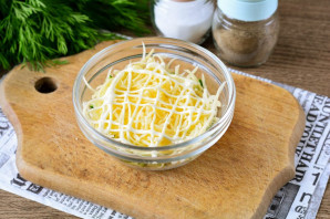 Слоеный салат с фасолью - фото шаг 6