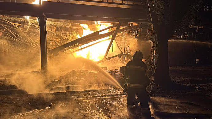 Оккупанты попали в нефтезавод в Кременчуге − вспыхнул пожар 