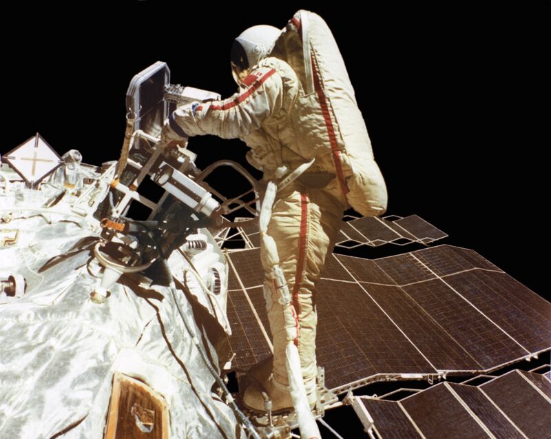 25 июля - Космонавт Светлана Савицкая первой из женщин-космонавтов вышла в открытый космос