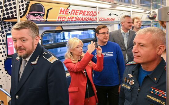 Брендированный поезд МЧС в московском метро