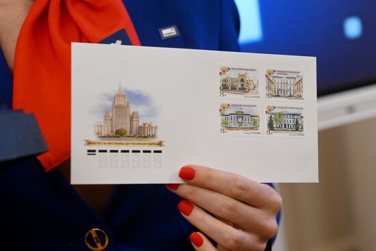 Гашение почтовой марки, посвященной изображениям зданий российских диппредставительств