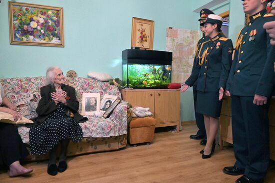 Поздравление в Луганске ветерана ВОВ Е. Рождественской со 100-летним юбилеем