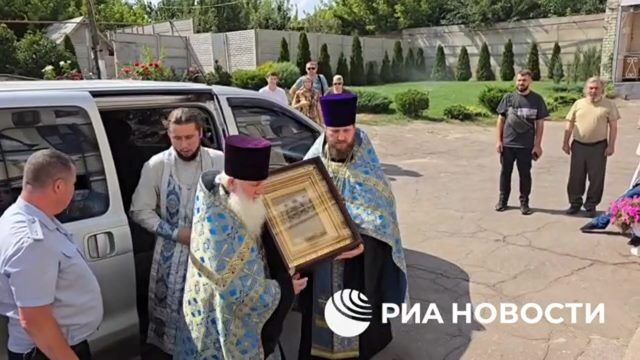 Сотни луганчан пришли в Свято-Петропавловский кафедральный собор, чтобы приложиться к чудотворной Казанской иконе Божией Матери