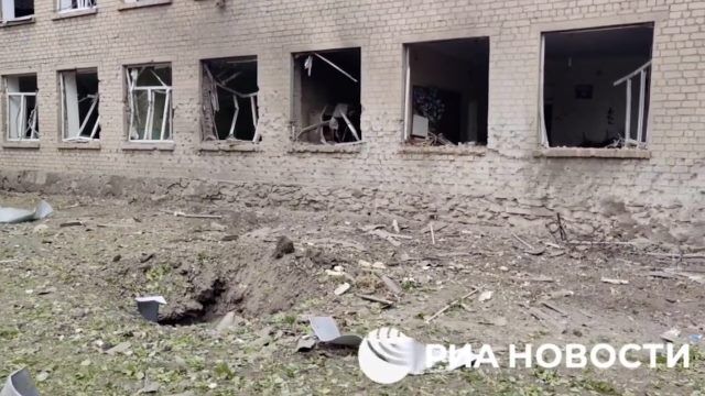 Школа в Калининском районе Донецка после обстрела ВСУ