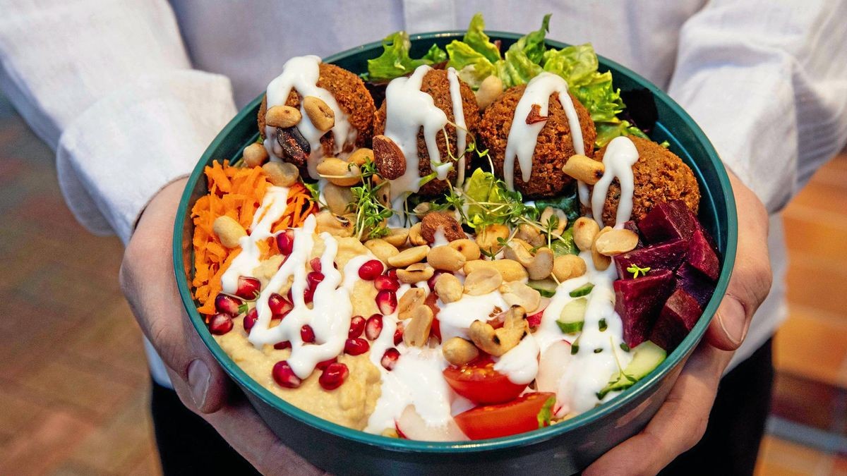 Ob knackige Salate oder bunte Bowls: Viele Restaurants, Cafés und Lieferdienste in Wolfsburg bieten vegane Küche an.