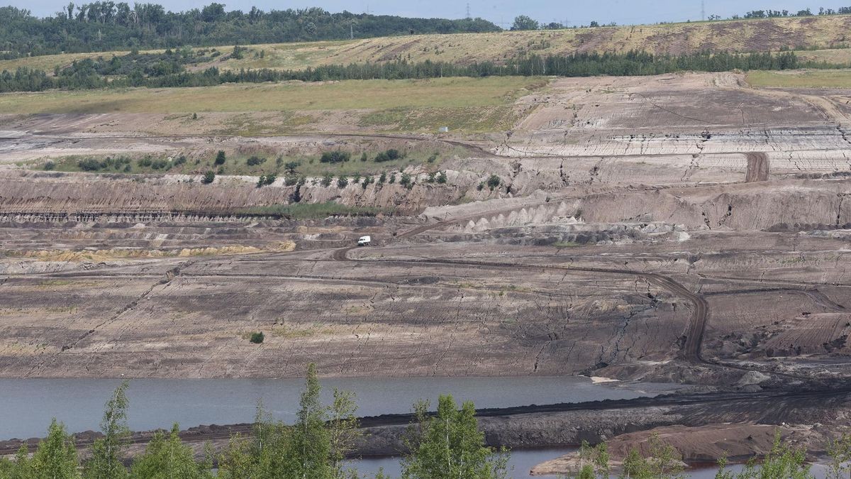 Der einstige Tagebau Schöningen ermöglicht den Blick in die Erdgeschichte. In den Sedimentschichten fanden sich nicht nur Speere, sondern auch Überreste fossiler Mücken.