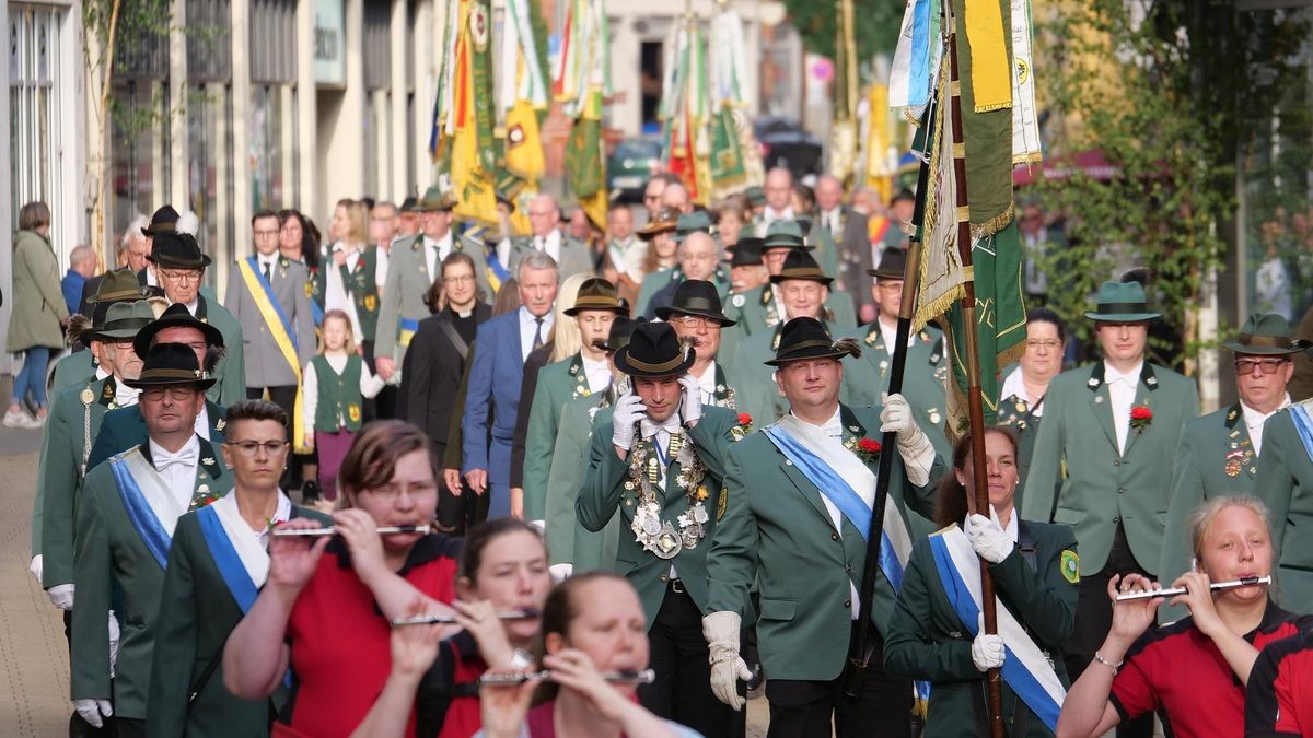 Beim großen Festumzug 2024 in Helmstedt marschierten die Schützen mit Musikkapellen und Vereinen vom Marktplatz durch die Stadt bis zum Festplatz an der Masch (Archivfoto).