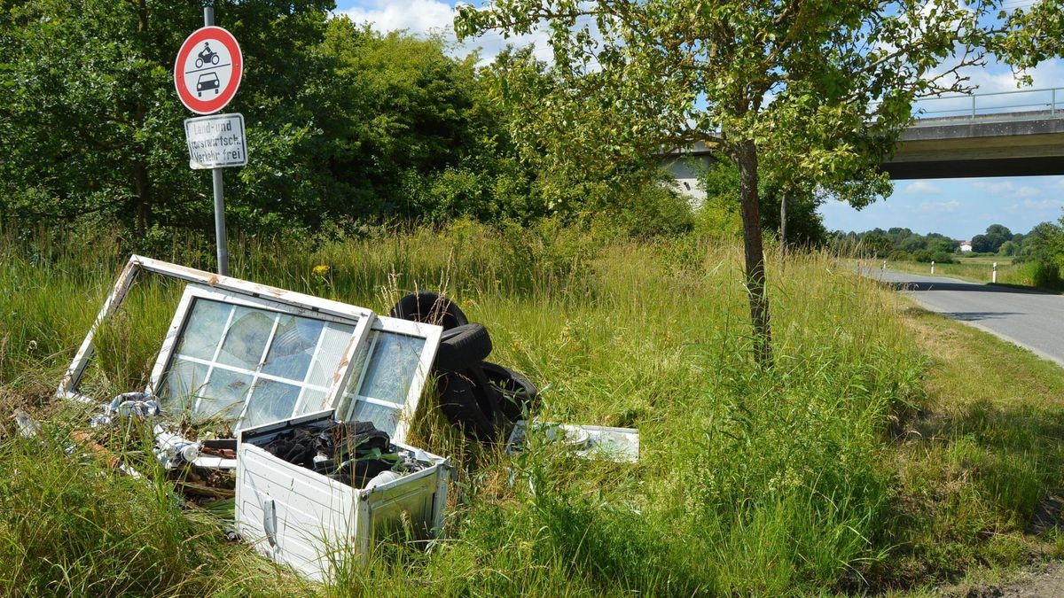 Illegale Entsorgung von Autoreifen, einer Waschmaschine, einer Markise und von Fenstern direkt an der Kreisstraße 38 zwischen Flechtorf und Lehre östlich der Eisenbahnüberführung (hinten).