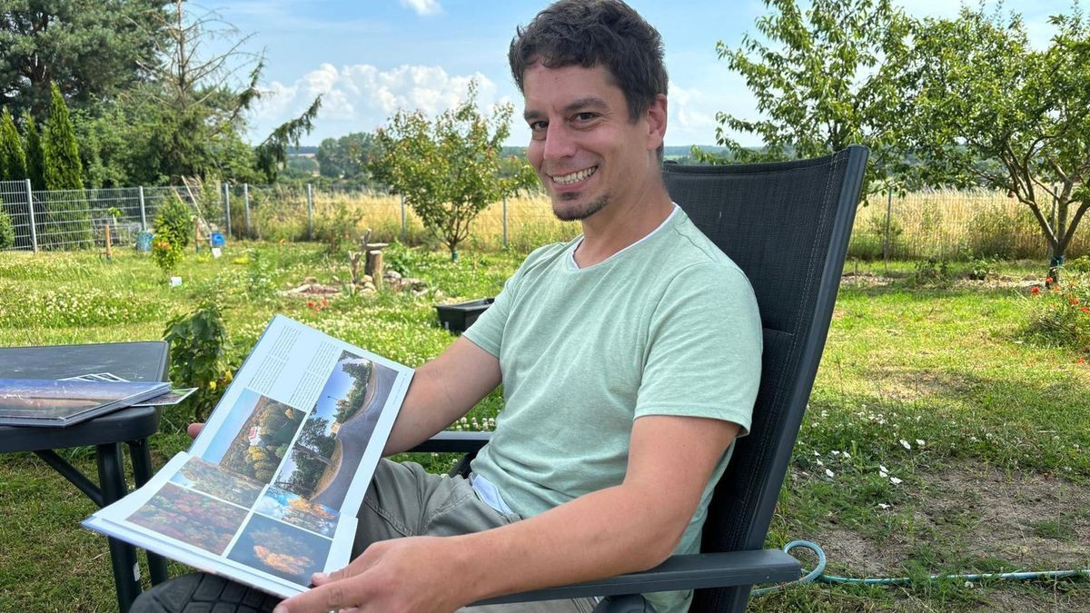 Fotojournalist Sebastian Petersen erzählt in seinem Garten in Beendorf von seinem Bildband „Die Grenze zwischen Elm & Börde“.