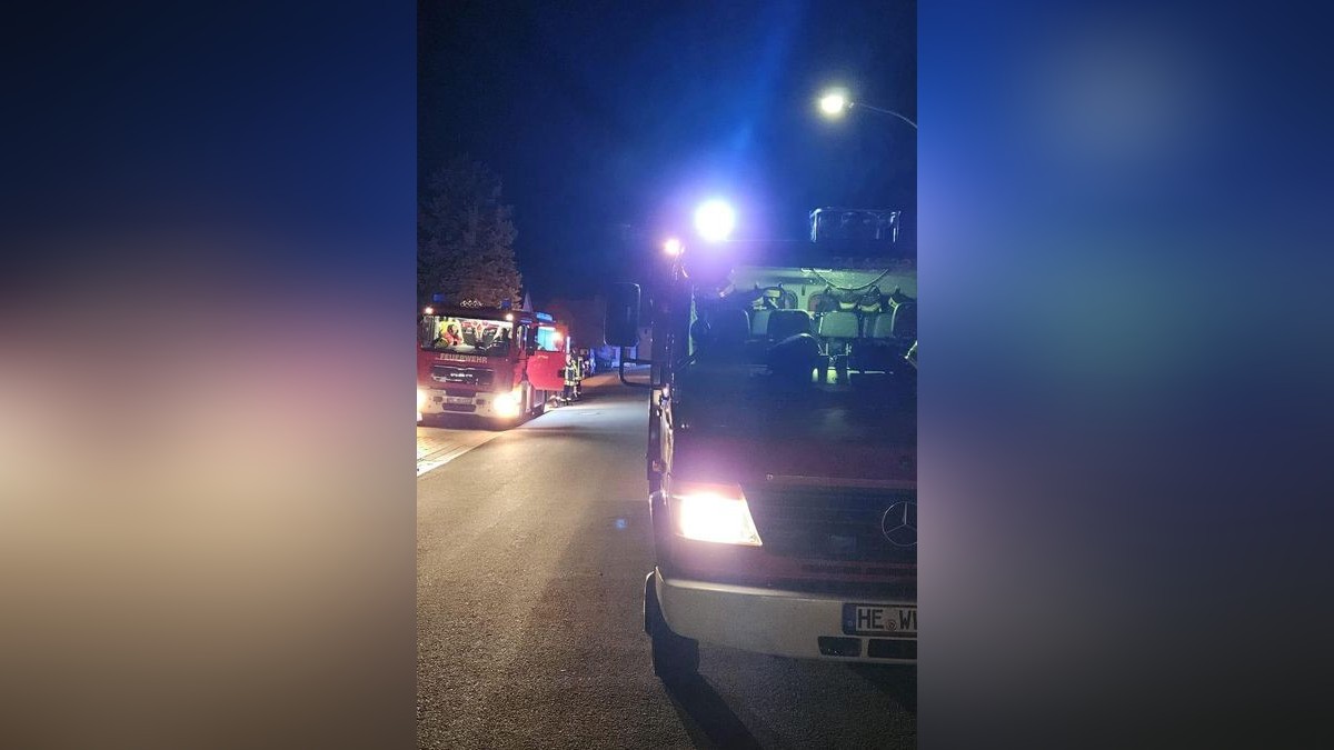 In die Bahnhofstraße in Wolsdorf rückte die Feuerwehr zur Personenrettung aus.