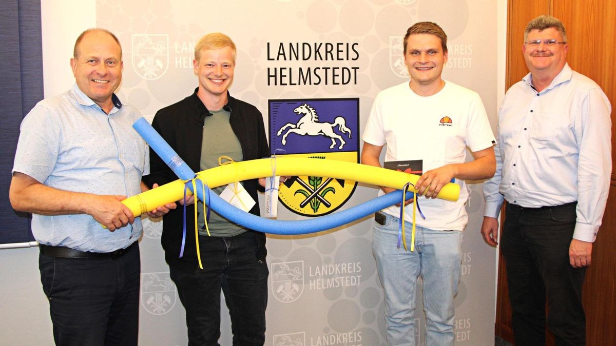 Landrat Gerhard Radeck (von links) bedankte sich bei noch einmal persönlich bei Jonas Murche und Tom Meier für ihr ehrenamtliches Engagement – zusammen mit Königslutters Bürgermeister Alexander Hoppe.