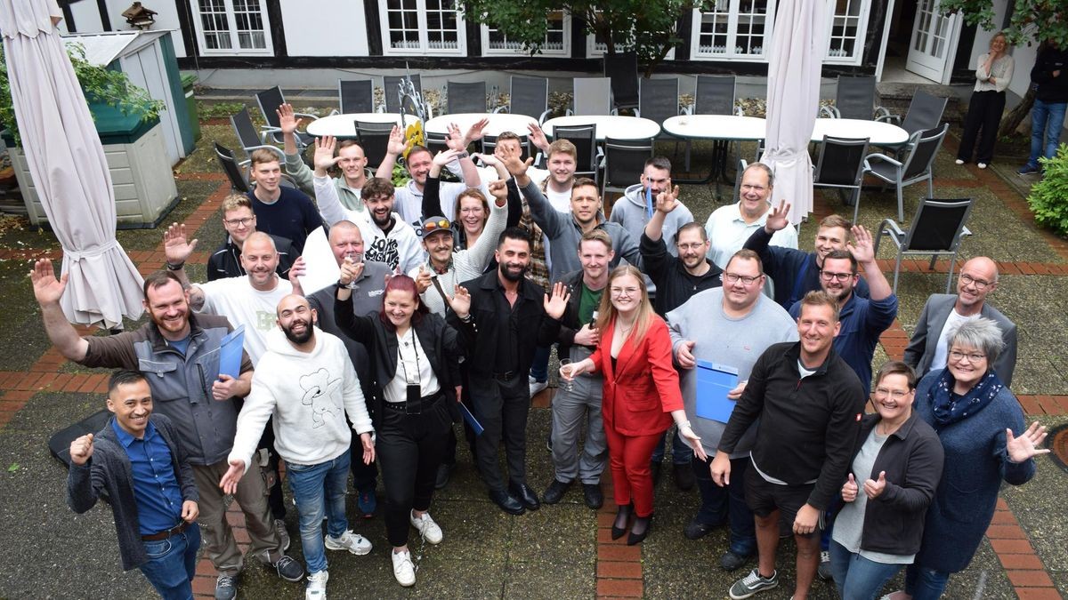 Neue Meister gegen den Fachkräftemangel: Die Prüflinge mit den Prüfern und dem Kreishandwerksmeister Martin Bauermeister (rechts).