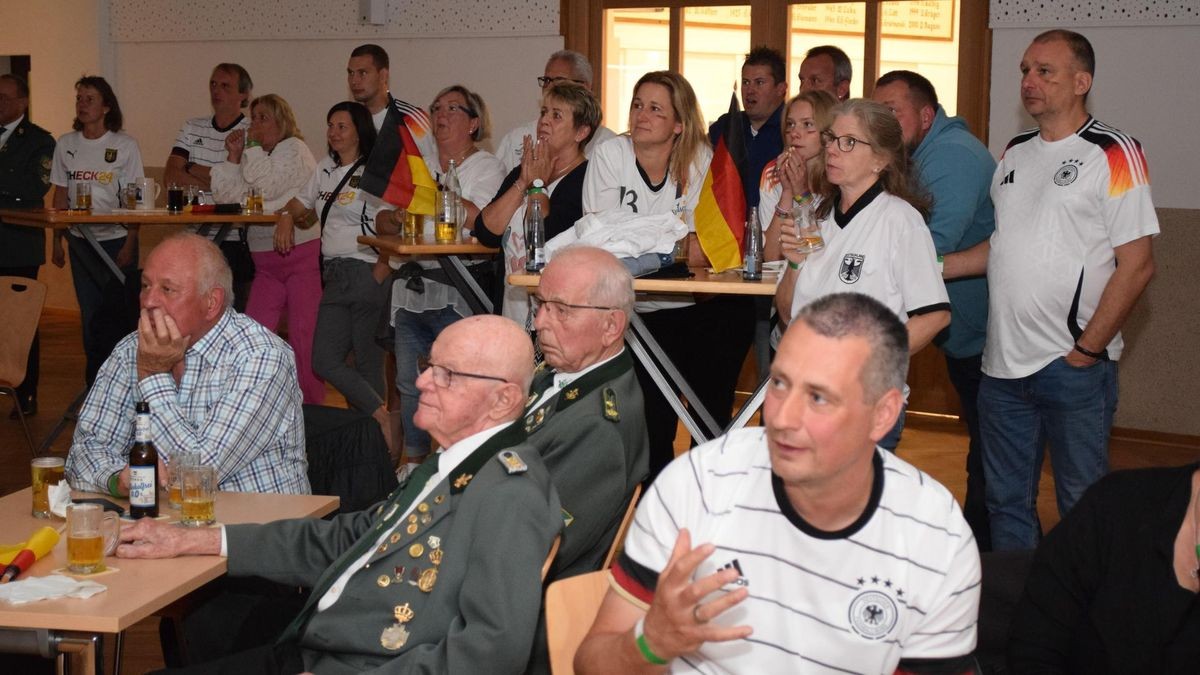 Zwischen Jubel und Verzweiflung - auch in Velpke beim Public Viewing war das EM Viertelfinale Deutschland gegen Spanien eine emotionale Angelegenheit.