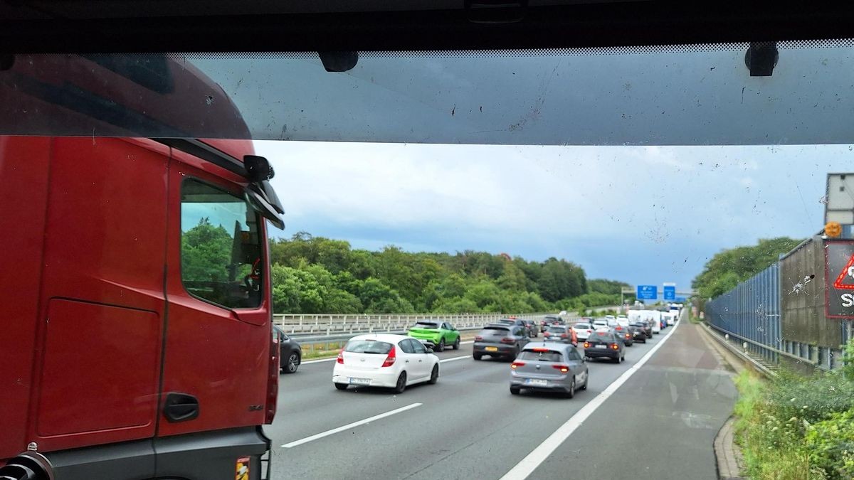 Immer wieder staut sich der Verkehr auf der A 2 wegen einer Baustelle. Verkehrsteilnehmer weichen aus über Helmstedt und Königslutter. (Archivbild)