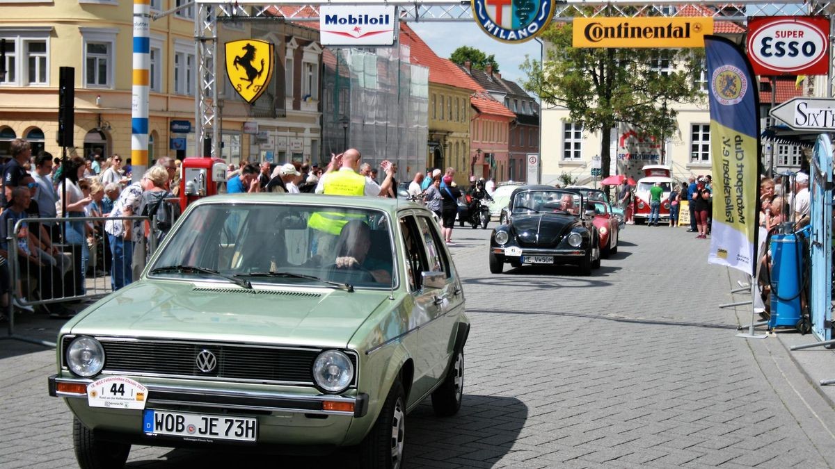 Das Oldtimer-Fest und der verkaufsoffene Sonntag 2022 in Königslutter lockte zahlreiche Besucher auf den Marktplatz (Archivfoto).