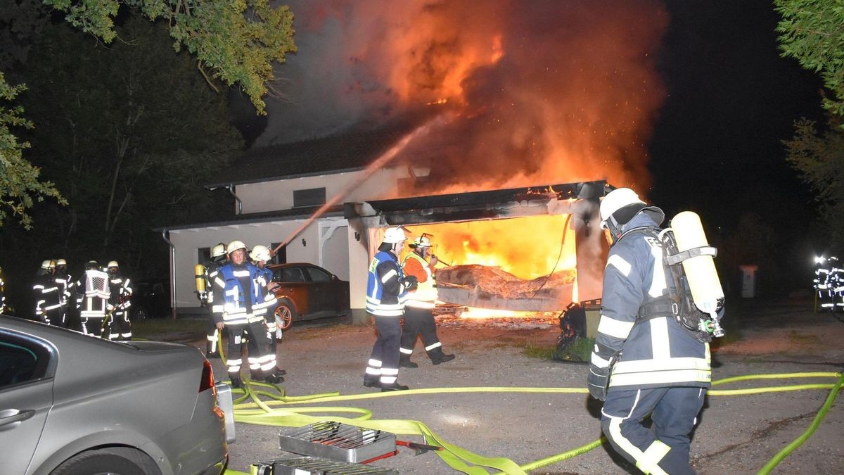 Die Garage brannte aus, die Flammen griffen auch auf das Haus über.