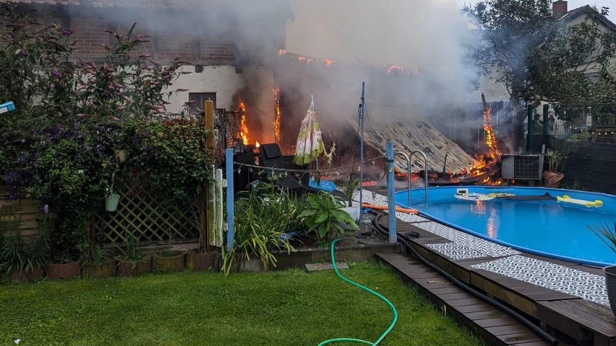 In Danndorf hat ein Schuppen gebrannt. Die Flammen entzündeten ein anliegendes Gartenhaus.
