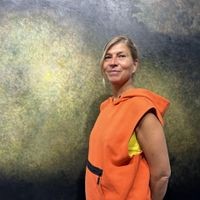 Nachtmalerin Silke Silkeborg vor ihrem Gemälde „Weit ins Dunkel vorgreifen“. Ihre Ausstellung „Light! More Light“ ist vom 27. Juli bis 25. August im Allgemeinen Konsumverein Braunschweig zu entdecken.  