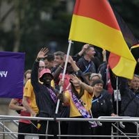 Dennis Schröder mit der deutschen Fahne in Paris.