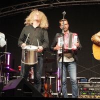 „The Simon und Garfunkel Revival Band“: Das sind das Multitalent Sebastian Fritzlar (von links), Ingo Kaiser, Trommel, Guido Reuter Gesang, Geige, Flöte und Klavier, Michael Frank Gesang und Gitarre.