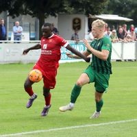 Die FSV Schöningen (li. Neuzugang Ousman Touray) zeigte sich beim SSV Vorsfelde (re. Cedric Schröder) in guter Frühform und gewann mit 4:1.