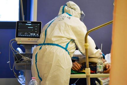 Corona und Vorerkrankungen: A day in the world’s oldest hospital named Santa Maria Nuova in with doctors and nurses during a normal watch shift in a COVID-19 Department, in Florence, Italy on November 24, 2020.