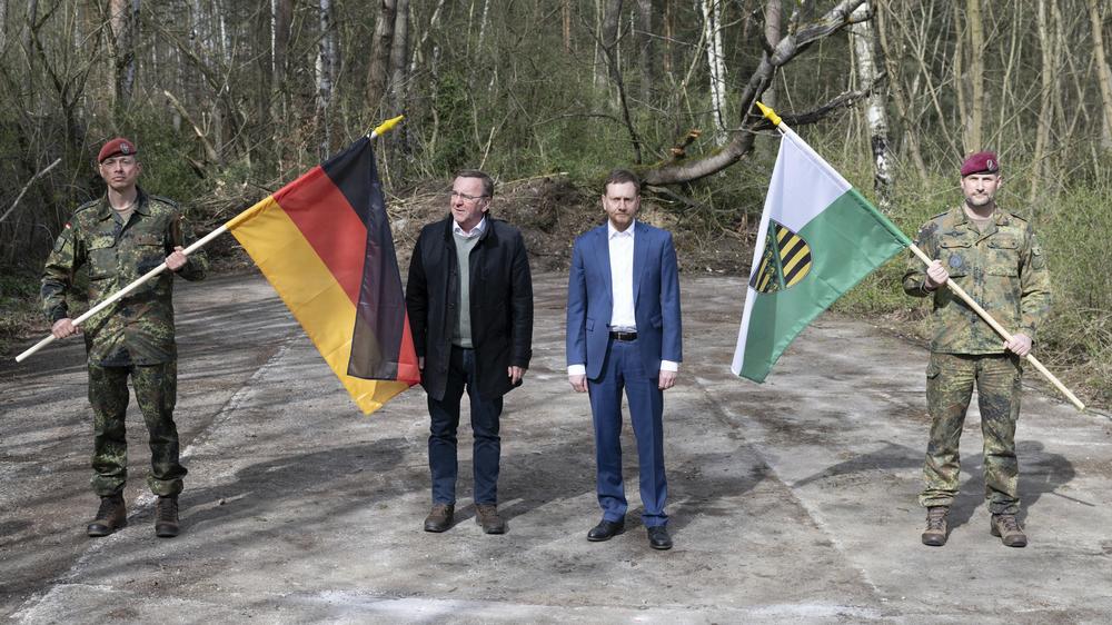 Bundeswehr in Sachsen: Bundesverteidigungsminister Boris Pistorius (SPD) und Sachsens Ministerpräsident Michael Kretschmer (CDU) in Bernsdorf