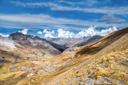 Französische Alpen: Am Col de la Bonette, dem höchsten aller Alpenpässe, gibt es nur raue Mondlandschaften