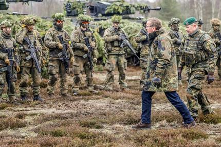 Wehrpflicht: Boris Pistorius bei einem Besuch von Bundeswehrsoldaten in einem Trainingscamp