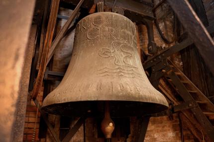 Kirchenglocken: Die große Glocke im Glockenturm der Lutherkirche in Apolda. Die ursprüngliche Glocke wurde 1722 in Apolda gegossen, zersprang aber 1913, wurde neu gegossen, um dann im zweiten Weltkrieg eigeschmolzen zu werden. 1948 wurde die aktuelle große Glocke nochmal erneuert. Sie hat einen durchmesser von 150 cm und wiegt 2200 kg. Aufgenommen am Freitag, 2. August 2024, Lutherkirche Apolda, Thüringen.