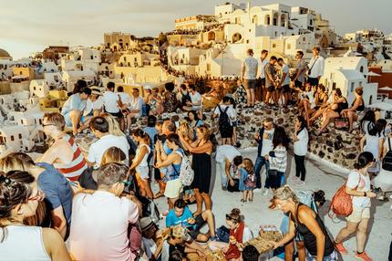 Massentourismus: Einzelne Reisende waren immer willkommen. Aber das hier ... Sonnenuntergang in Santorini, Griechenland