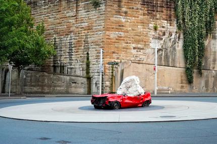 Wut in moderner Kunst: Es war einmal ein Ford: "Still Life with Stone & Car" des Künstlers Jimmie Durham, 2004