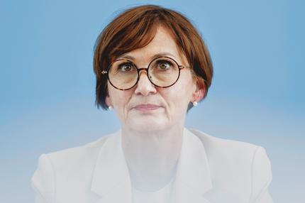 Bettina Stark-Watzinger: Immer noch da: Bettina Stark-Watzinger, 56,  Bundesministerin für Bildung und Forschung