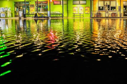 Österreich: Auch vor diesem Supermarkt im niederösterreichischen Atzenbrugg stand das Wasser Anfang der Woche hoch