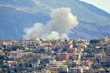 Krieg in Israel und Gaza: TOPSHOT - Smoke billows from the site of an Israeli airstrike in the southern Lebanese village of Khiam near the border on September 19, 2024. Lebanon's Hezbollah has traded near-daily fire with Israeli forces in support of ally Hamas since the Palestinian militant group's October 7 attack triggered war in the Gaza Strip, with repeated escalations during more than 11 months of the cross-border violence. (Photo by AFP) (Photo by -/AFP via Getty Images)