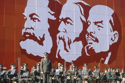 Russland: Die Parade zum 1. Mai 1989 in Ostberlin.