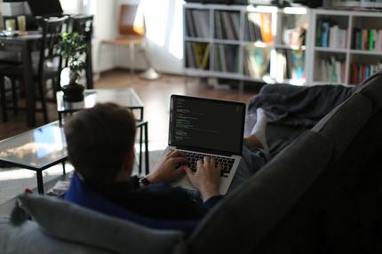 Serie: Bei seiner neuen Firma hat Nils noch nicht im Büro gearbeitet und nur im Homeoffice programmiert.