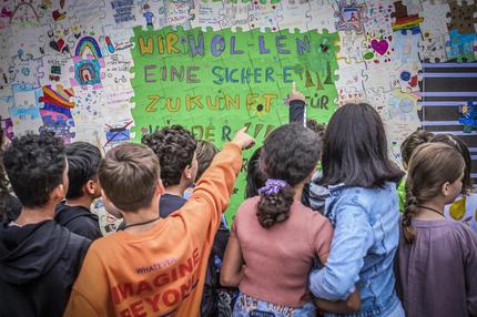 Weltkindertag: Am Vortag des 70. Weltkindertages am 20. September 2024 setzten das Deutsche Kinderhilfswerk DKHW und UNICEF Deutschland gemeinsam mit engagierten jungen Menschen und im Beisein von Bundesfamilienministerin Lisa Paus mit einem Puzzel auf dem Platz vor dem Paul-Loebe-Haus Lˆbe in Berlin ein wichtiges Zeichen fuer die Rechte der Kinder Foto vom 19.09.2024. Die einzelnen Puzzle-Teile wurden von Kindern und Jugendlichen, diverser Kinderrechte- Schulen, Kindertagesstaetten, Kinder- und Jugendhaeuser, Familienzentren, Bibliotheken, kinderfreundlicher Kommunen sowie Einrichtungen fuer Gefluechtete aus ganz Deutschland gestaltet. Siehe epd-Meldung vom 19.09.2024 EDITORIAL USE ONLY *** On the day before the 70th World Childrens Day on Sept Copyright: epd-bild/ChristianxDitsch D24D0919WeltkindertagUNICEF084239