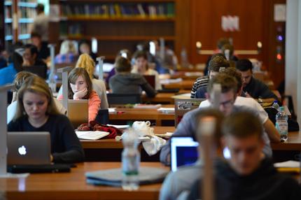 Armutsrisiko: FRANKFURT AM MAIN, GERMANY - OCTOBER 13:  Students learn in the library of the Johann Wolfang Goethe-University on October 13, 2014 in Frankfurt am Main, Germany. The Johann Wolfgang Goethe-University celebrates its 100th anniversary with a ceremony on 18 October.  (Photo by Thomas Lohnes/Getty Images)