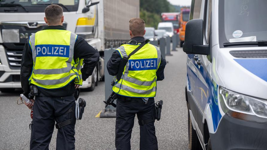 Kontrollen an deutschen Grenzen: Polizisten kontrollieren Fahrzeuge auf der A64 bei Trier zum Beginn der Grenzkontrollen an allen deutschen Landesgrenzen. Um Mitternacht startete die Polizei ihre Kontrollen gegen unberechtigte Einreisen nach Deutschland. Rheinland-Pfalz, Trier, 16.09.2024