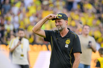 Bundespräsident: DORTMUND, GERMANY - SEPTEMBER 7: Juergen Klopp reacts after the farewell match (so-called : Abschiedszczspiel) for Jakub Blaszczykowski and Lukasz Piszczek at Signal Iduna Park on September 7, 2024 in Dortmund, Germany. (Photo by Sascha Schuermann/Getty Images)