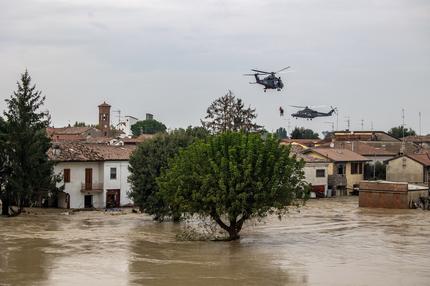 Überschwemmung: Im Traversara rettet die italienische Luftwaffe die Bewohner per Hubschrauber aus ihren Häusern.